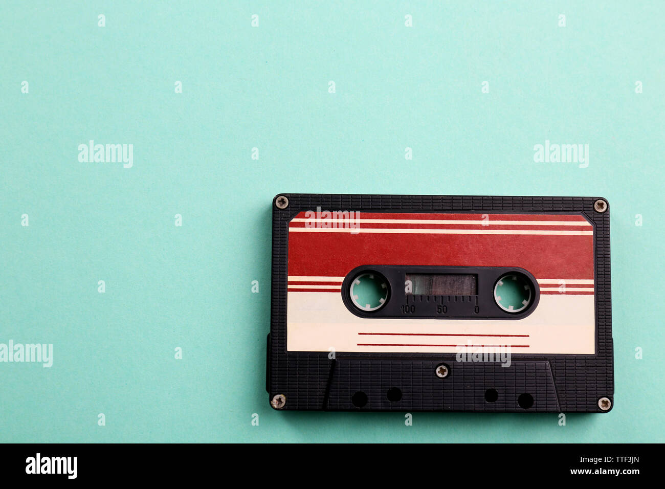 Alte Audiokassette auf Türkisfarbenem Hintergrund Stockfoto