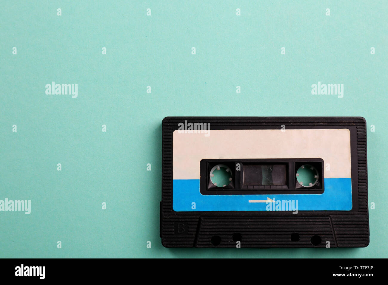 Alte Audiokassette auf Türkisfarbenem Hintergrund Stockfoto