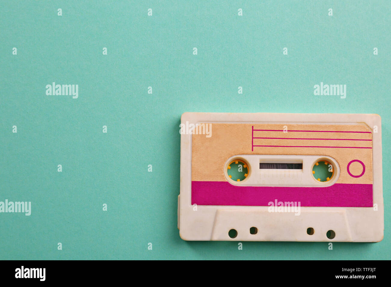 Alte Audiokassette auf Türkisfarbenem Hintergrund Stockfoto