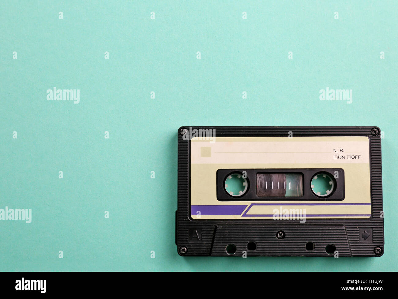 Alte Audiokassette auf Türkisfarbenem Hintergrund Stockfoto