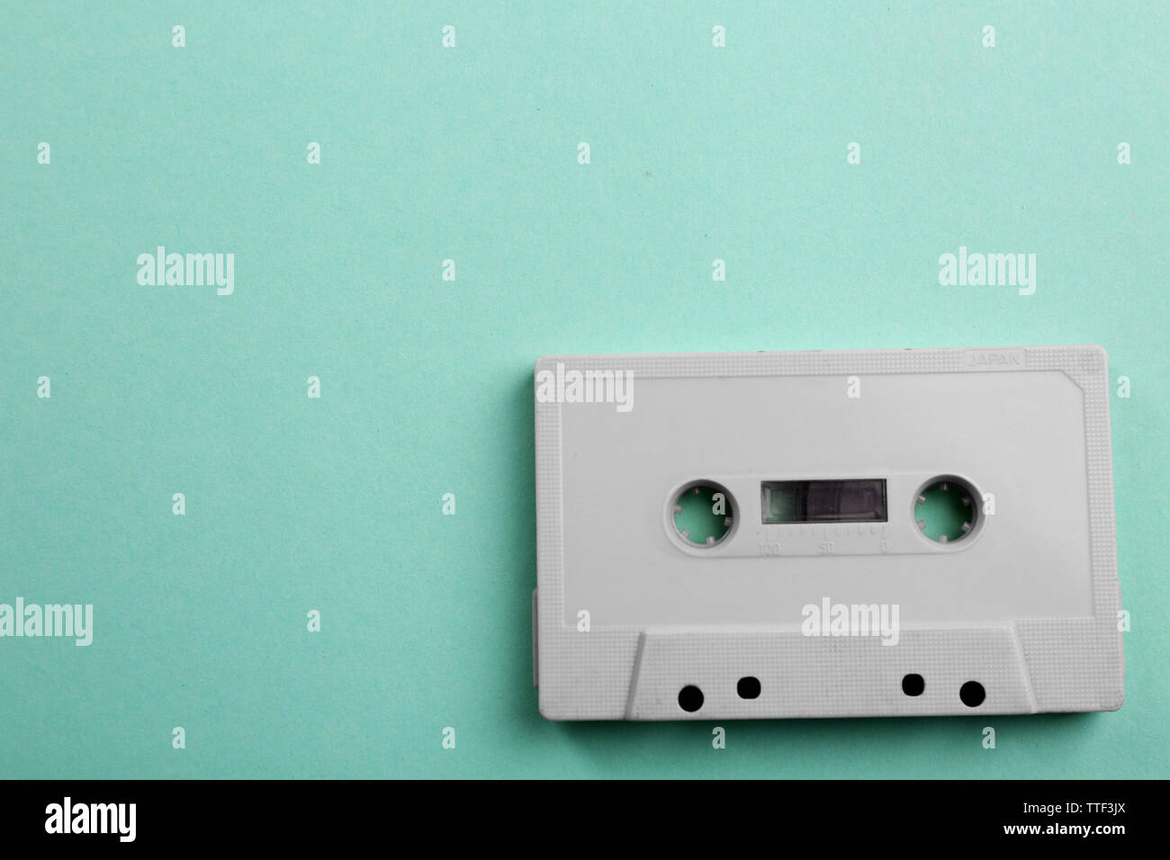 Alte Audiokassette auf Türkisfarbenem Hintergrund Stockfoto