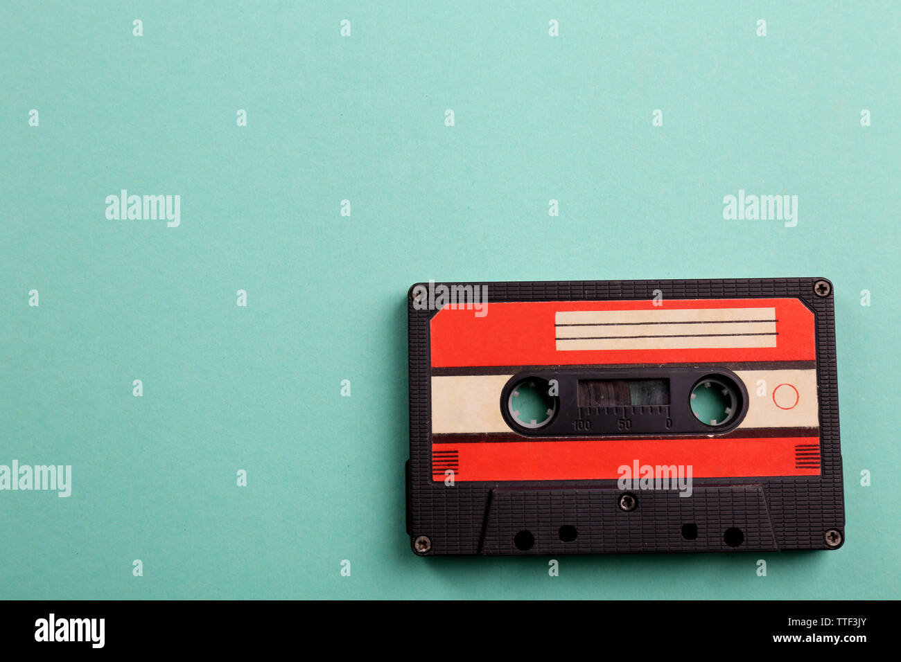 Alte Audiokassette auf Türkisfarbenem Hintergrund Stockfoto