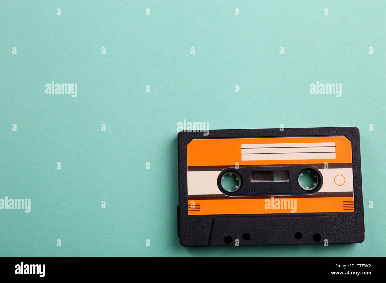 Alte Audiokassette auf Türkisfarbenem Hintergrund Stockfoto