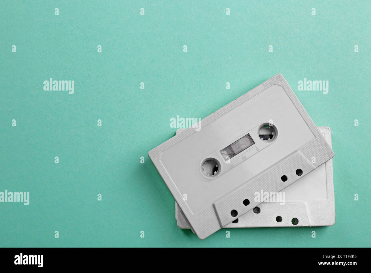 Alten Tonbandkassetten auf Türkisfarbenem Hintergrund Stockfoto