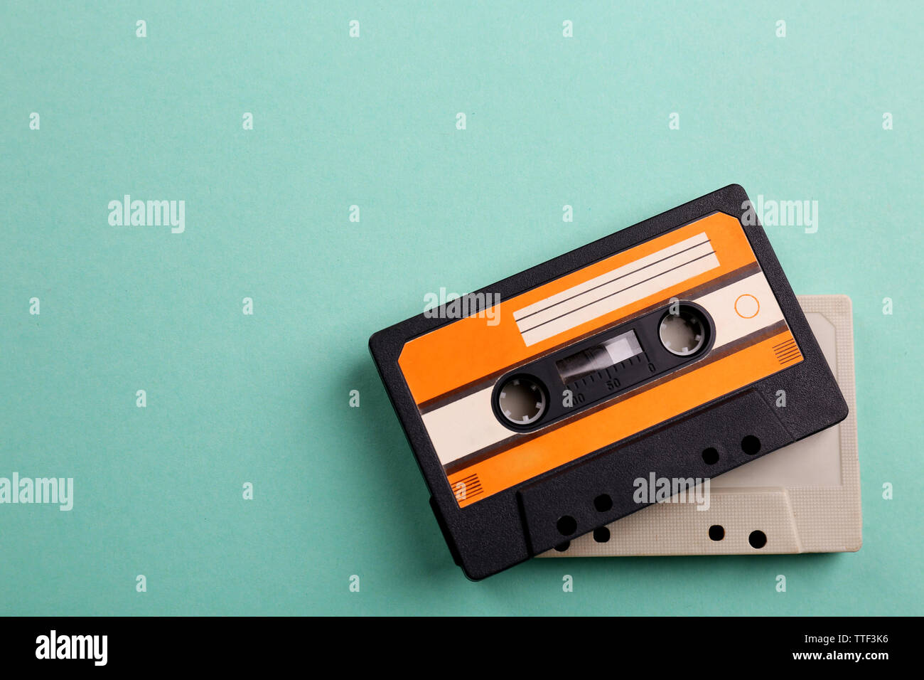 Alten Tonbandkassetten auf Türkisfarbenem Hintergrund Stockfoto
