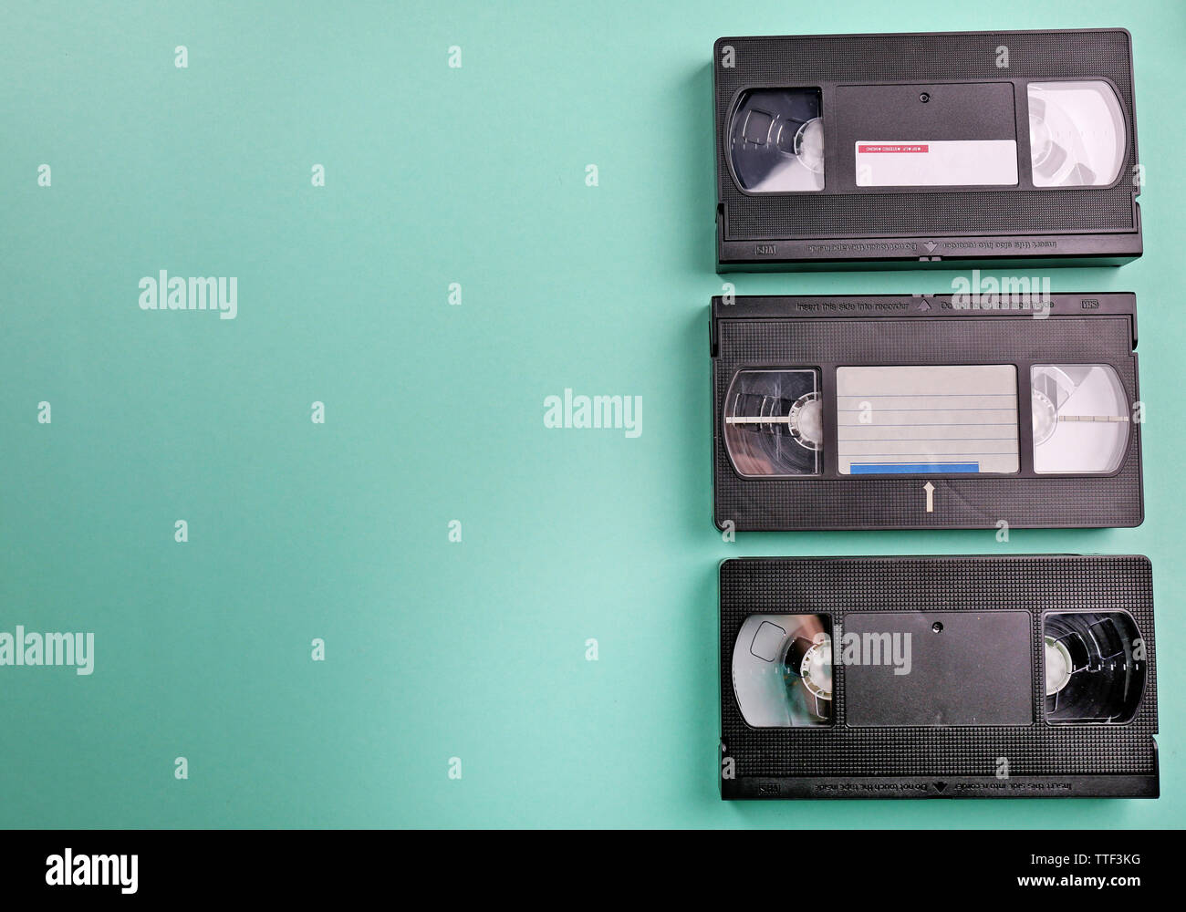 Satz von alten Videokassetten auf Türkisfarbenem Hintergrund Stockfoto