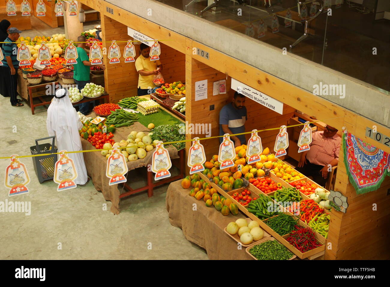 Bahraini mann Einkauf am Markt der Landwirte, Salmabad, Königreich Bahrain Stockfoto
