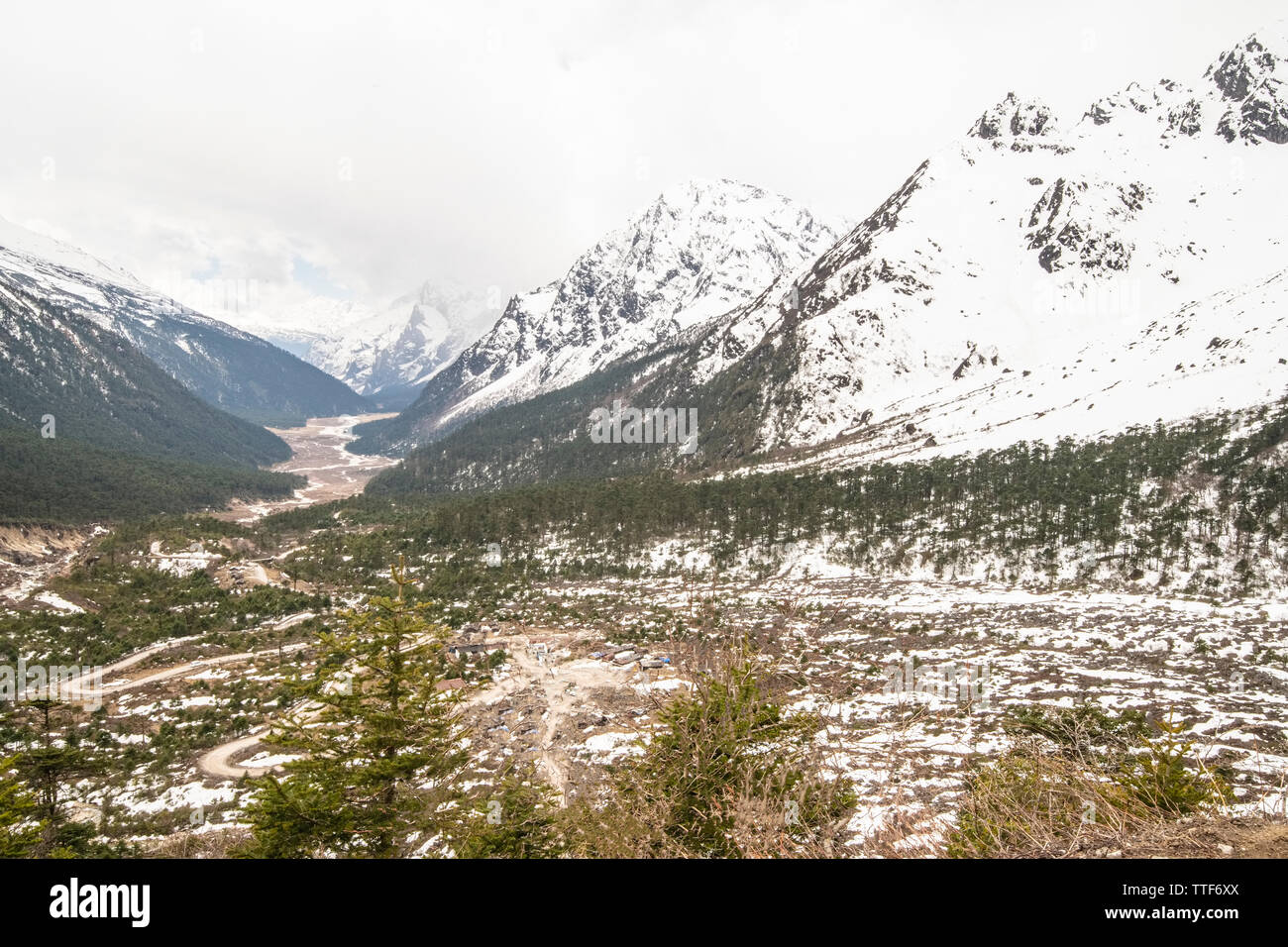 Schnee, Landschaft, Fluss Teesta, Waschbecken, adjoiningsnow bedeckte, Berge, Norden, Sikkim, Indien. Stockfoto