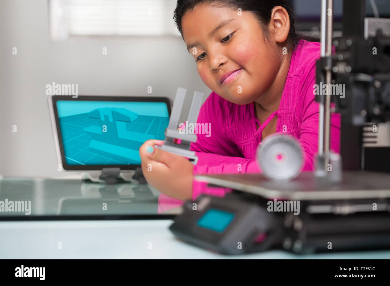 Vor jugendlich Mädchen untersucht Ihr 3D-Teil gedruckt und sieht aus wie sie ist über die Revisionen des Design Thinking. Stockfoto