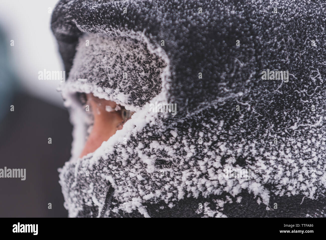 Nahaufnahme von Mann mit gefrorenen Kleidung bei sehr kaltem Wetter Stockfoto