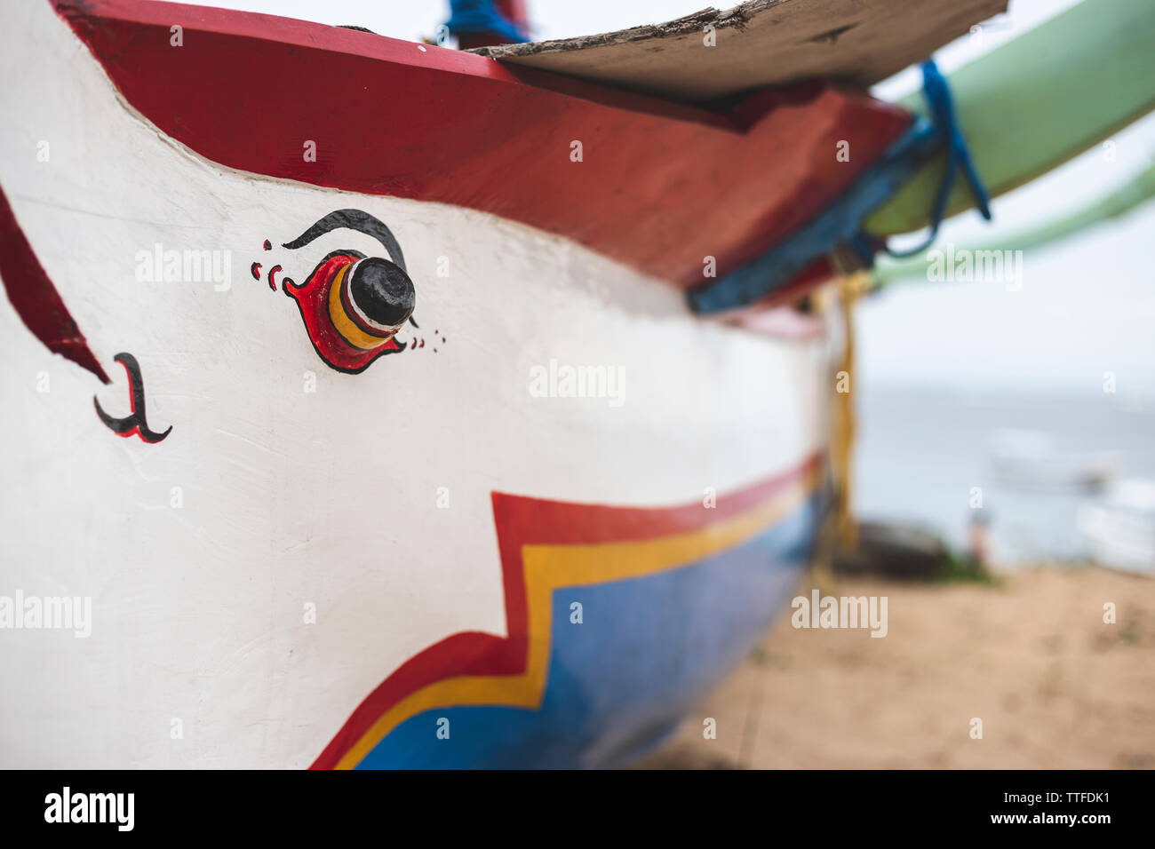 Detail einer traditionellen Indonesien Boot (Jukung) auf einem Strand in Bali. Stockfoto