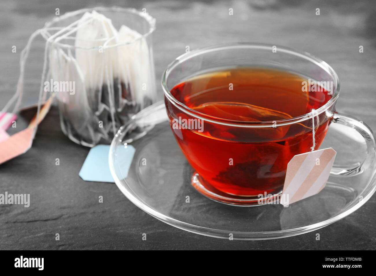 Tasse Tee Mit Teebeutel Auf Grauem Hintergrund Stockfotografie Alamy