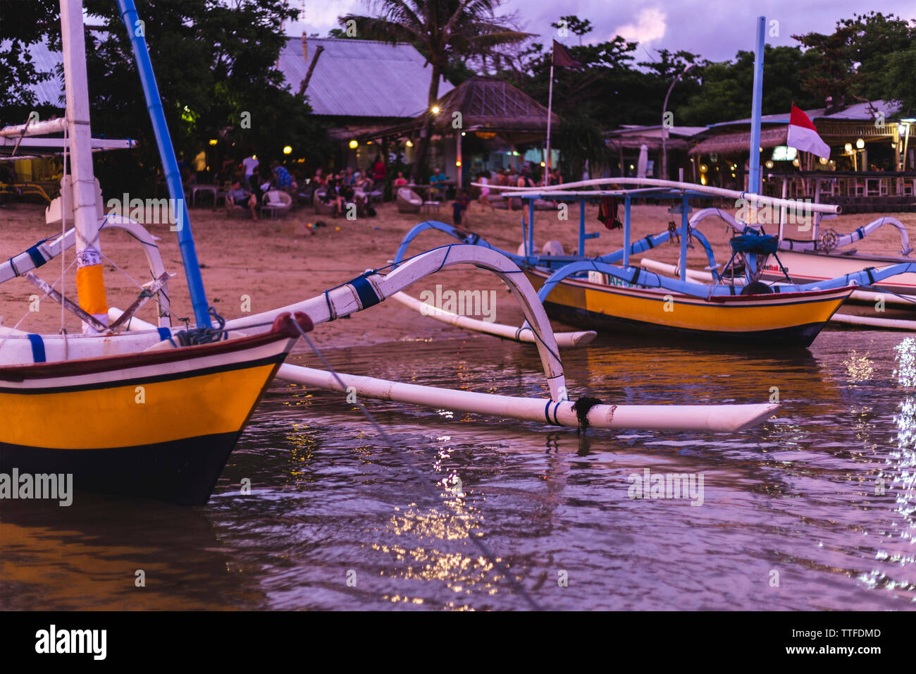 Kleine traditionelle indonesische Boot (Jukung) auf einem Strand in Bali. Stockfoto