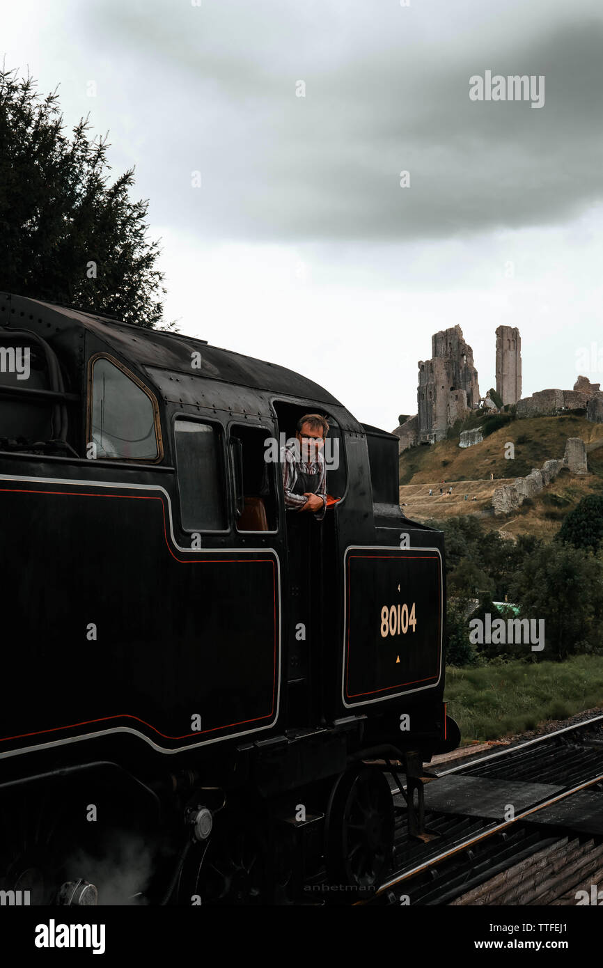 Eisenbahn Arbeiter aus dem Fenster blickt der Lokomotive auf dem hinterg Stockfoto