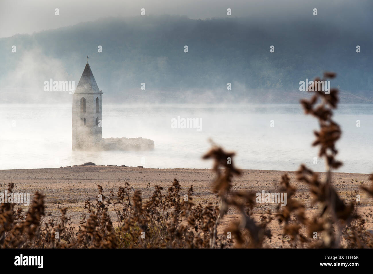 Kirche in Wasser getaucht und Nebel in Vilanova de Sau Stockfoto