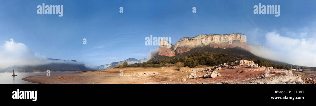 Panoramablick über die Umgebung der Panta de Sau, Kirche, cliff Stockfoto