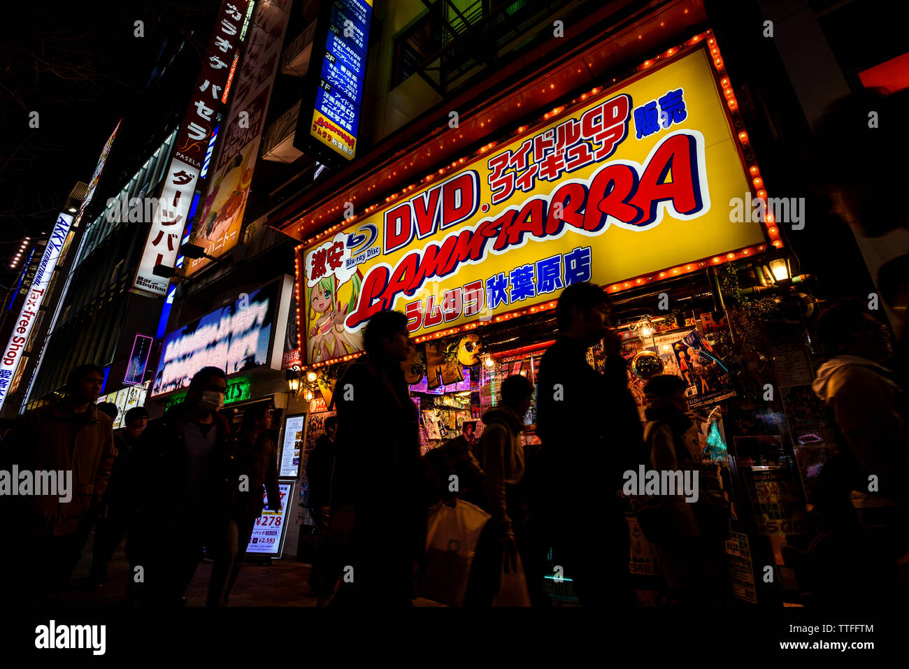Käufer übergeben einen Multimedia Shop in Akihabara, Tokio Stockfoto