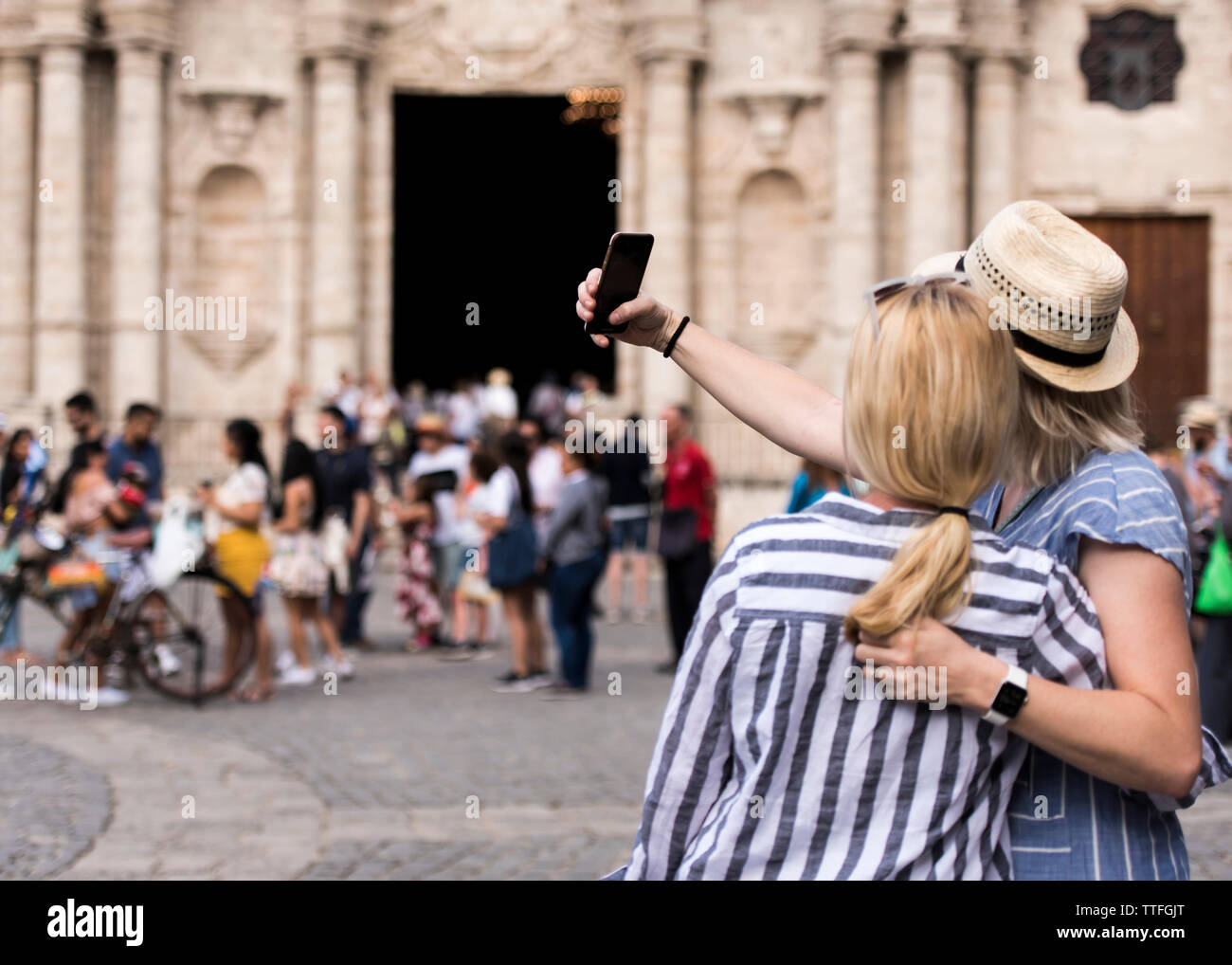 Zwei Mädchen einen selfie in den Straßen von Havanna, Kuba. Stockfoto