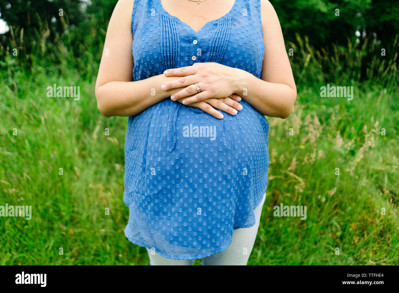 Gerade auf 7/8-Ansicht einer schwangeren Frau Stockfoto