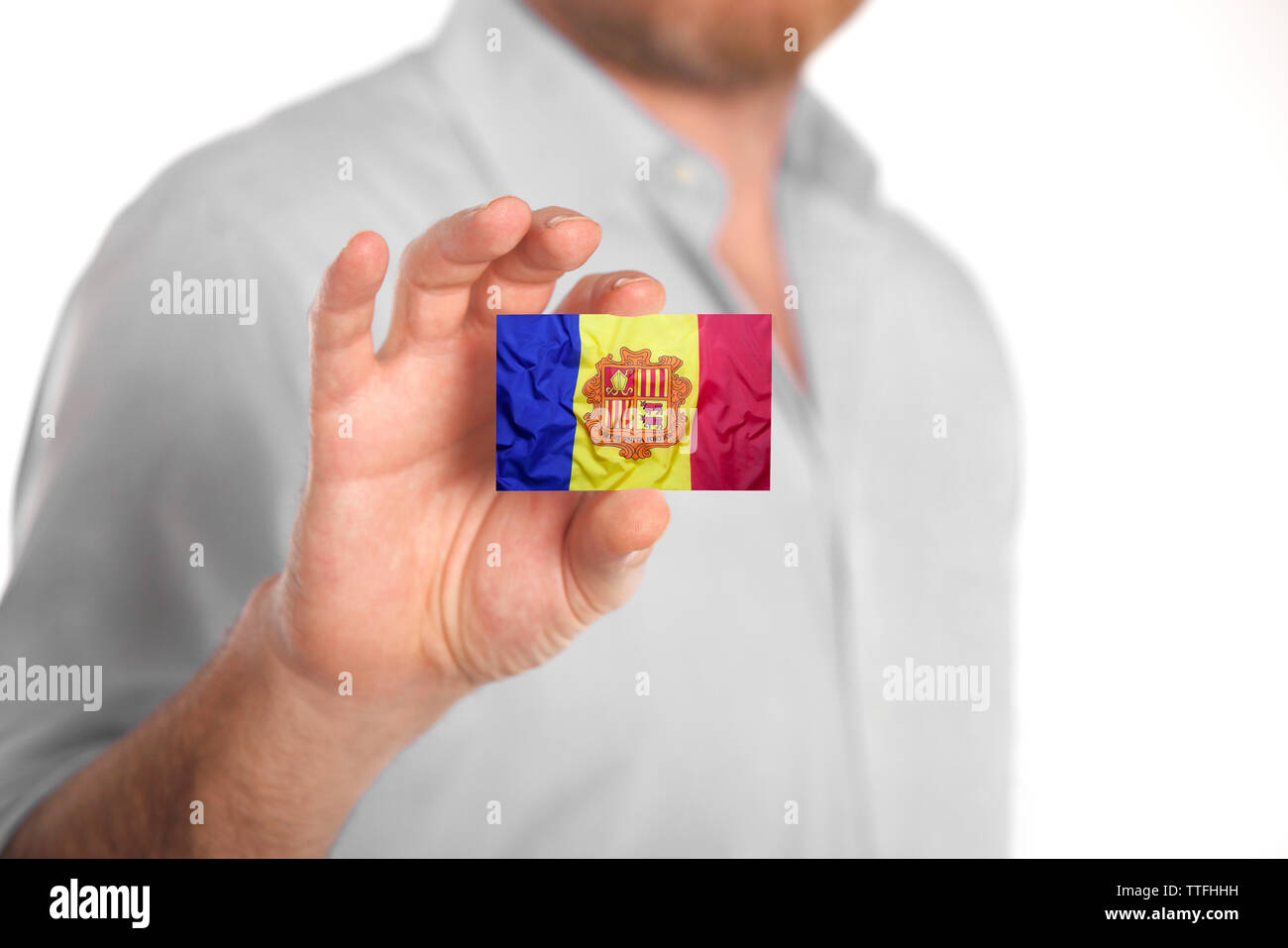 Kaukasische Geschäftsmann in blaues Hemd holding Business Card mit Andorra Flagge Stockfoto