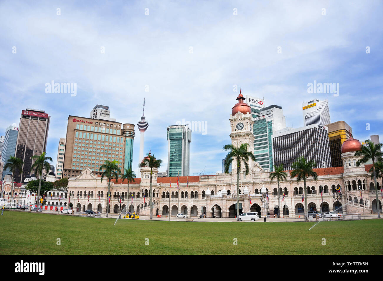 Low Angle View von Gebäuden gegen bewölkten Himmel in der Stadt Stockfoto