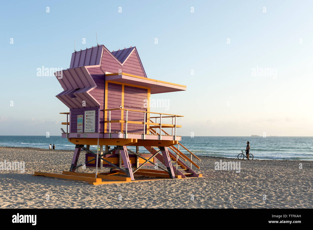 Iconic Lifeguard Tower am Strand von South Beach in Miami Beach Stockfoto