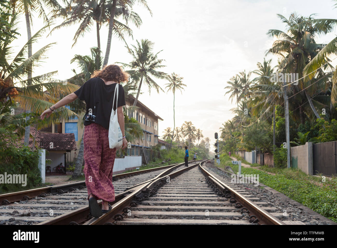 Kaukasische Mädchen gehen auf Gleisen Sri Lanka Stockfoto