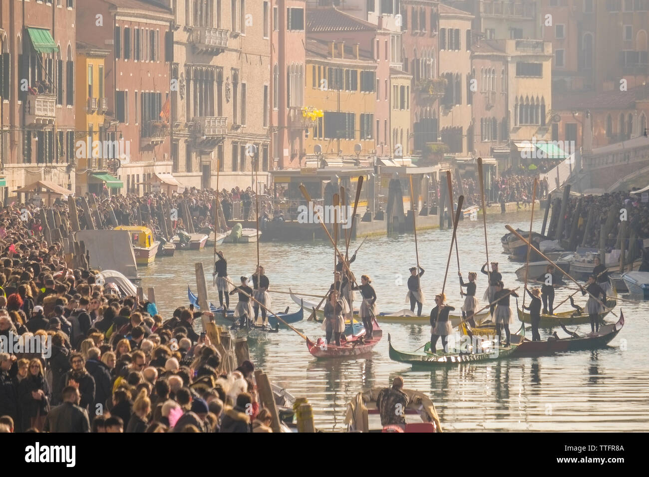 Moment der 2019 Karneval in Venedig, canal Regata und Parade. Stockfoto