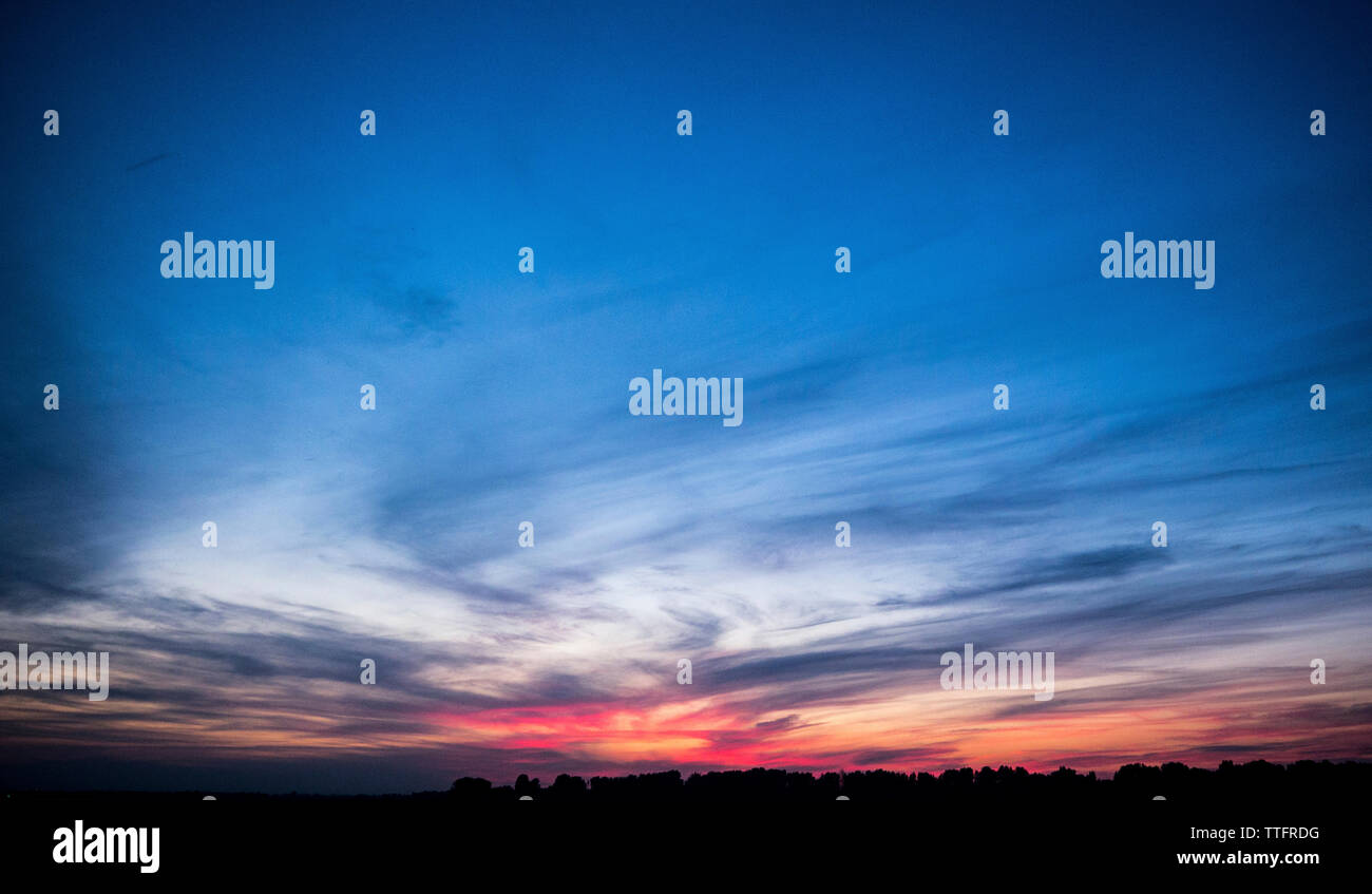 Malerischer Blick auf romantischen blauen Himmel bei Sonnenuntergang Stockfoto