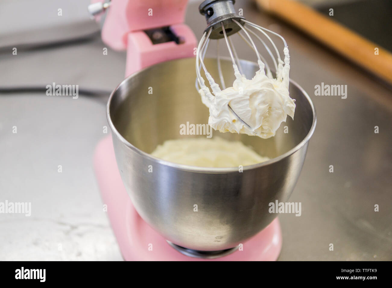 Käse Sahne zubereitet mit einem rosa planenary Mixer bereit für Kuchen Stockfoto