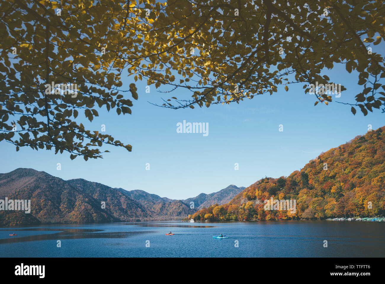 Malerischer Blick auf den See Chuzenji und Berge gegen Sky Stockfoto