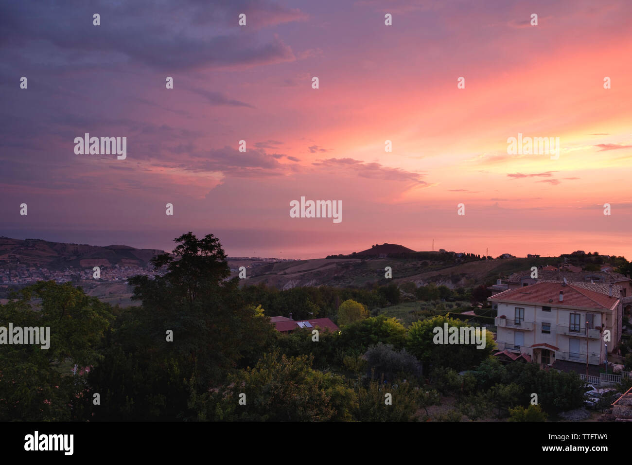 Malerische Aussicht auf die Berge vom Meer gegen bewölkter Himmel bei Sonnenaufgang Stockfoto