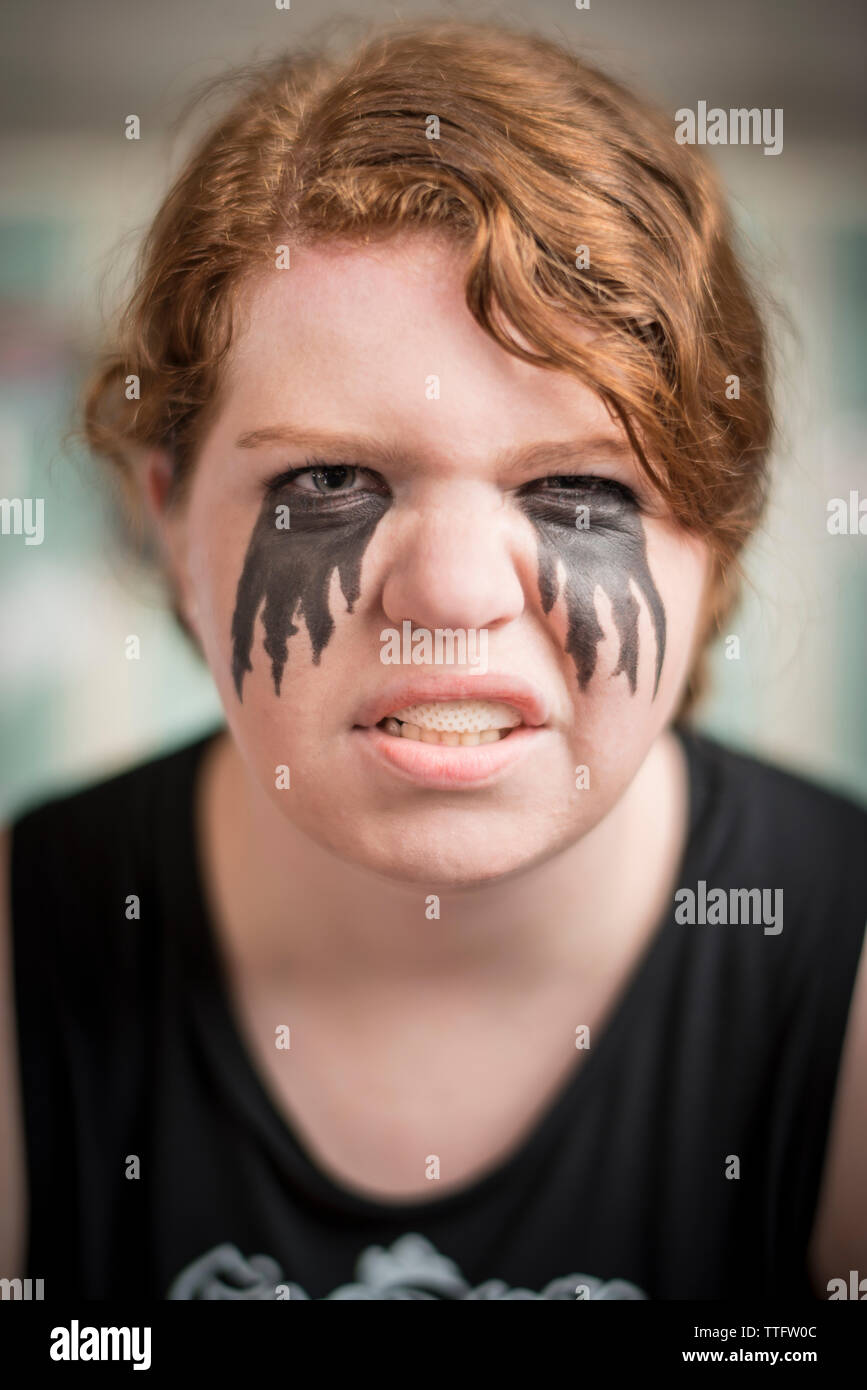 Portrait von aggressiven Sportlerin mit Make-up bei Stadion Stockfoto