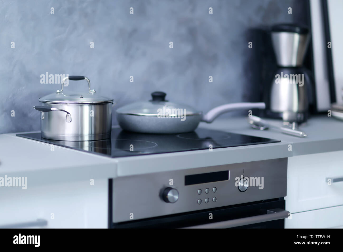 Moderne elektrische Herd mit Utensilien in der Küche Stockfotografie - Alamy