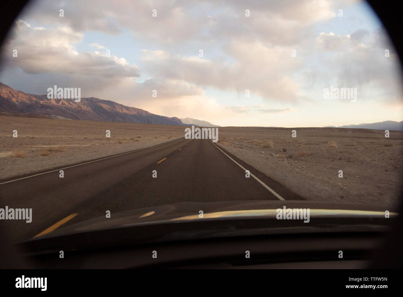 Fahren auf eine lange gerade Straße, Death Valley National Park. Stockfoto