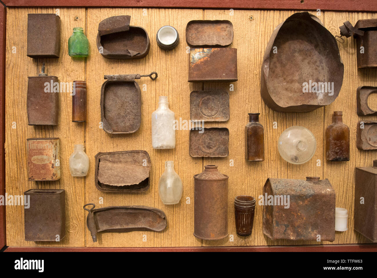 Eine Sammlung von Konservendosen und anderer Elemente, die in der Wüste gefunden. Stockfoto