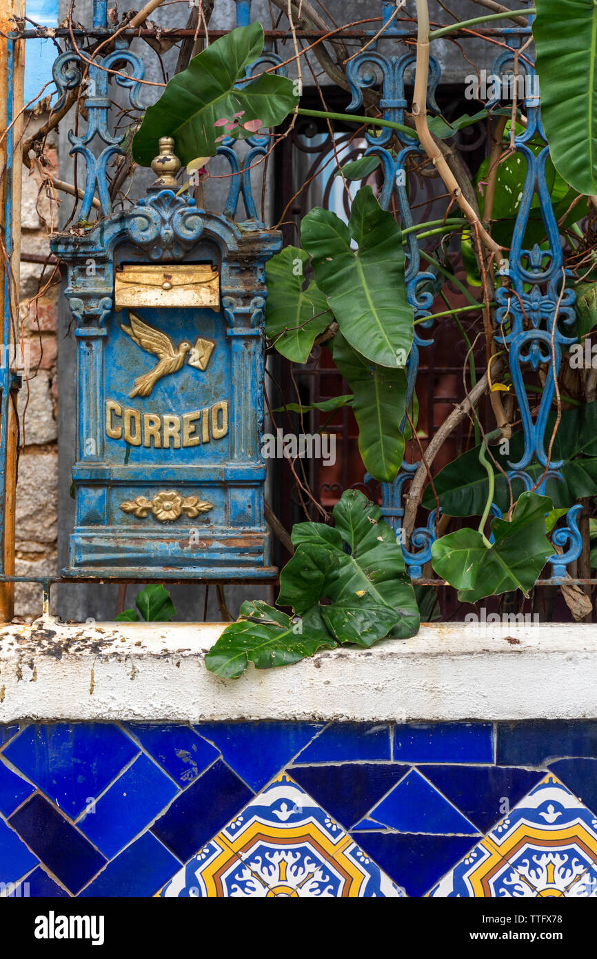 Rustikale Bügeleisen Mailbox mit grünen Kriechgang ausserhalb des Hauses in Lapa Stockfoto
