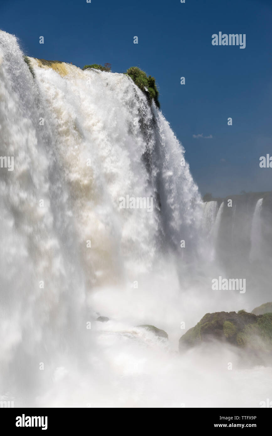 Schöne Landschaft von großen Wasserfall auf Grün atlantischen Regenwaldes gesetzt Stockfoto