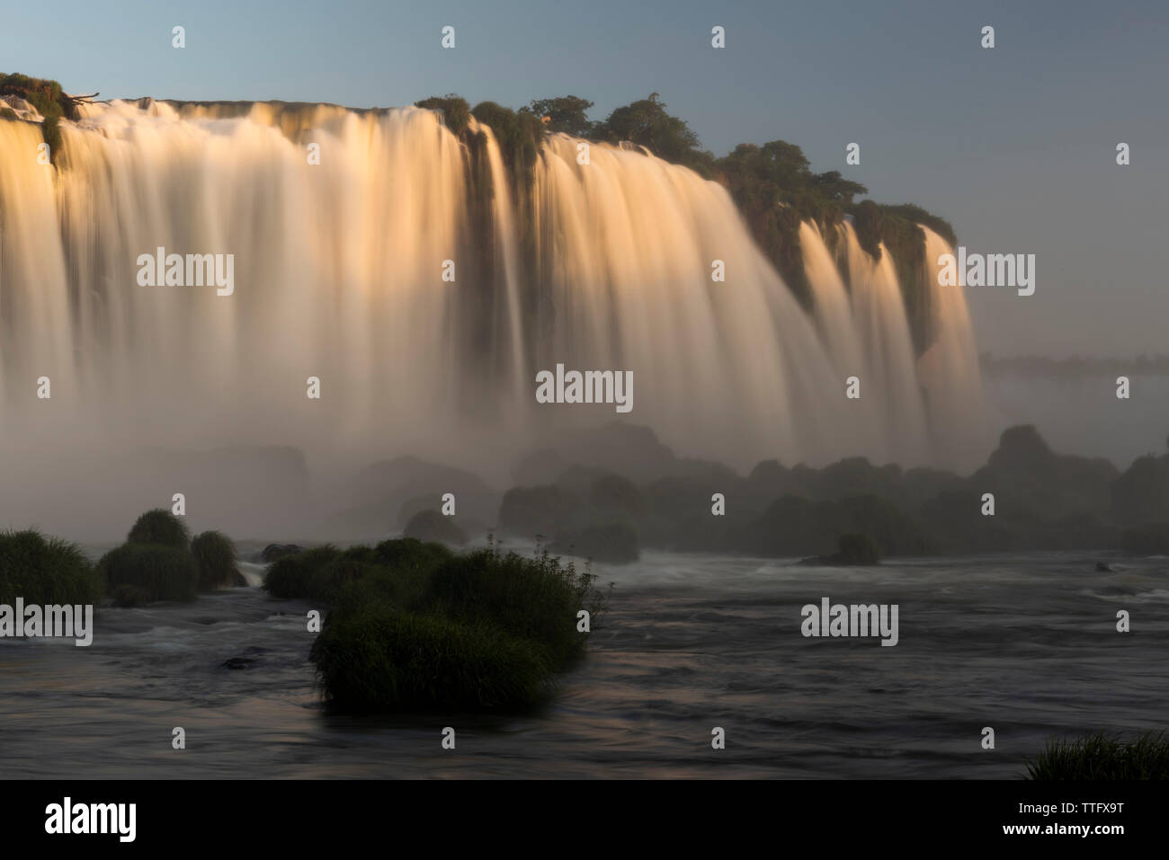 Schöne Landschaft von großen Wasserfall auf Grün atlantischen Regenwaldes gesetzt Stockfoto