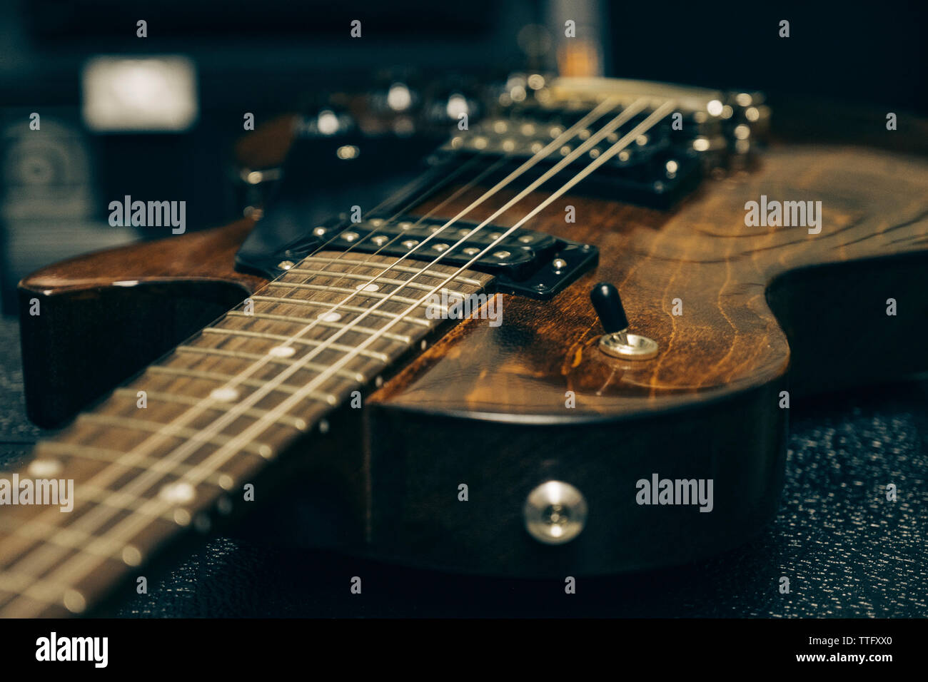 Nahaufnahme der Gitarre auf dem Tisch im Studio Stockfoto