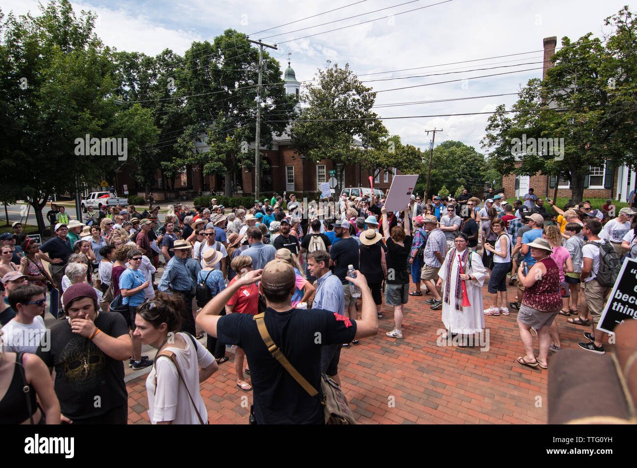 Masse von Aktivisten protestieren KKK Rally Erfassen am Eingang zum Park Stockfoto
