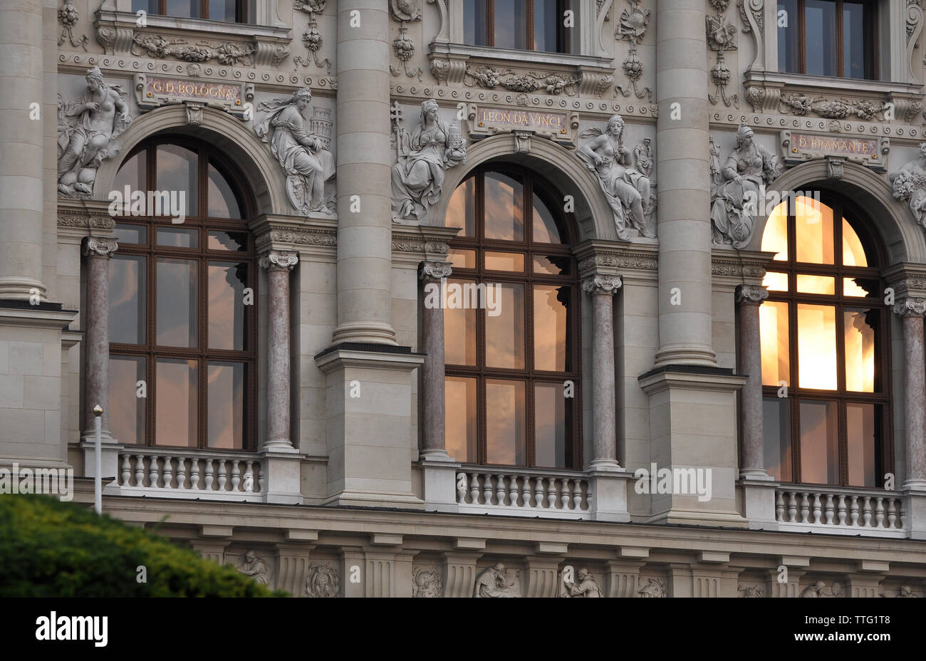 Detail von Windows mit Sonnenuntergang Reflexionen an das Kunsthistorische Museum (Kunsthistorisches Museum). Wien, Österreich Stockfoto