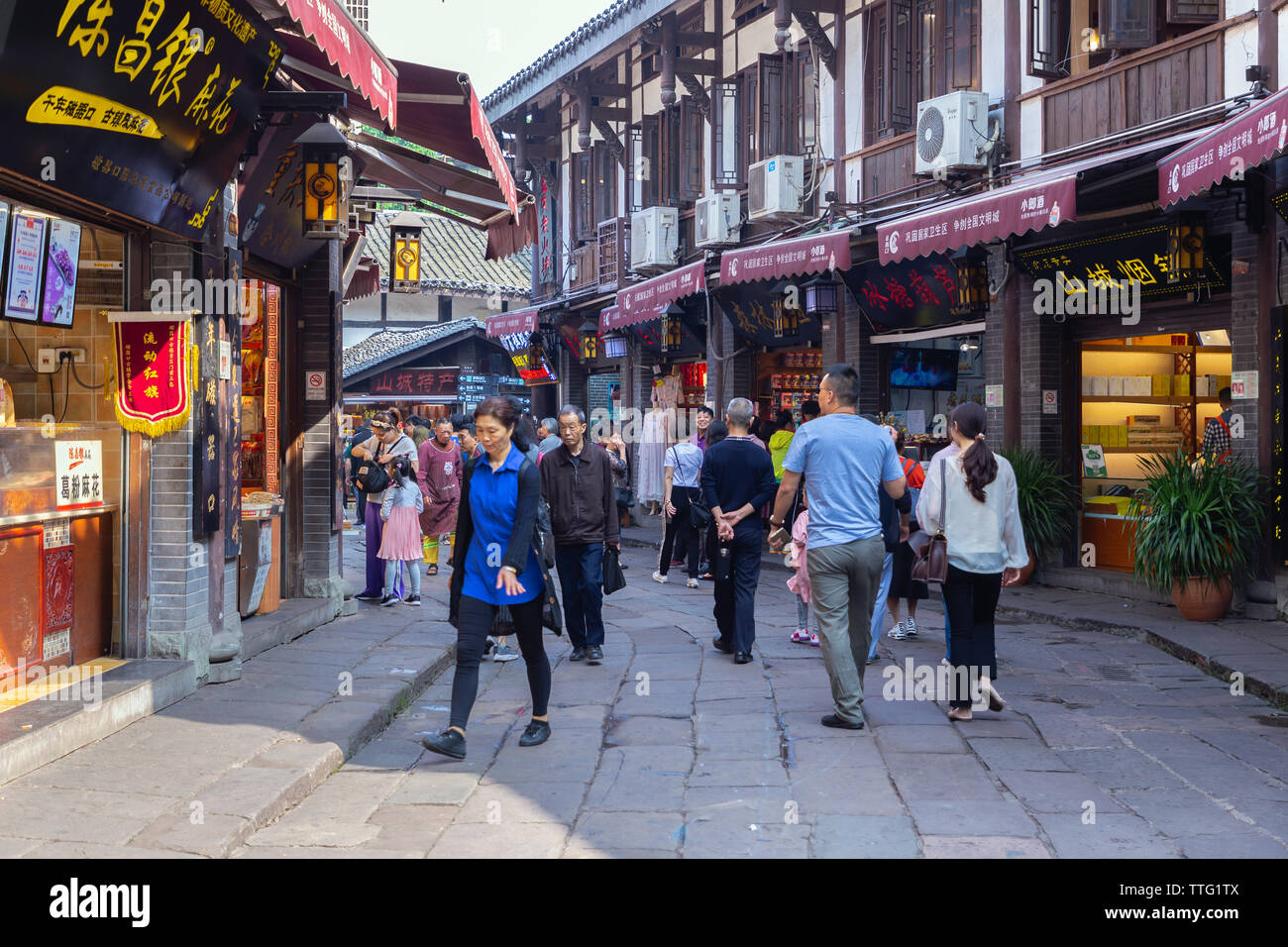 Touristen sind zu Fuß zum Einkaufen in der Altstadt Ciqikou, ein beliebtes Reiseziel. Stockfoto