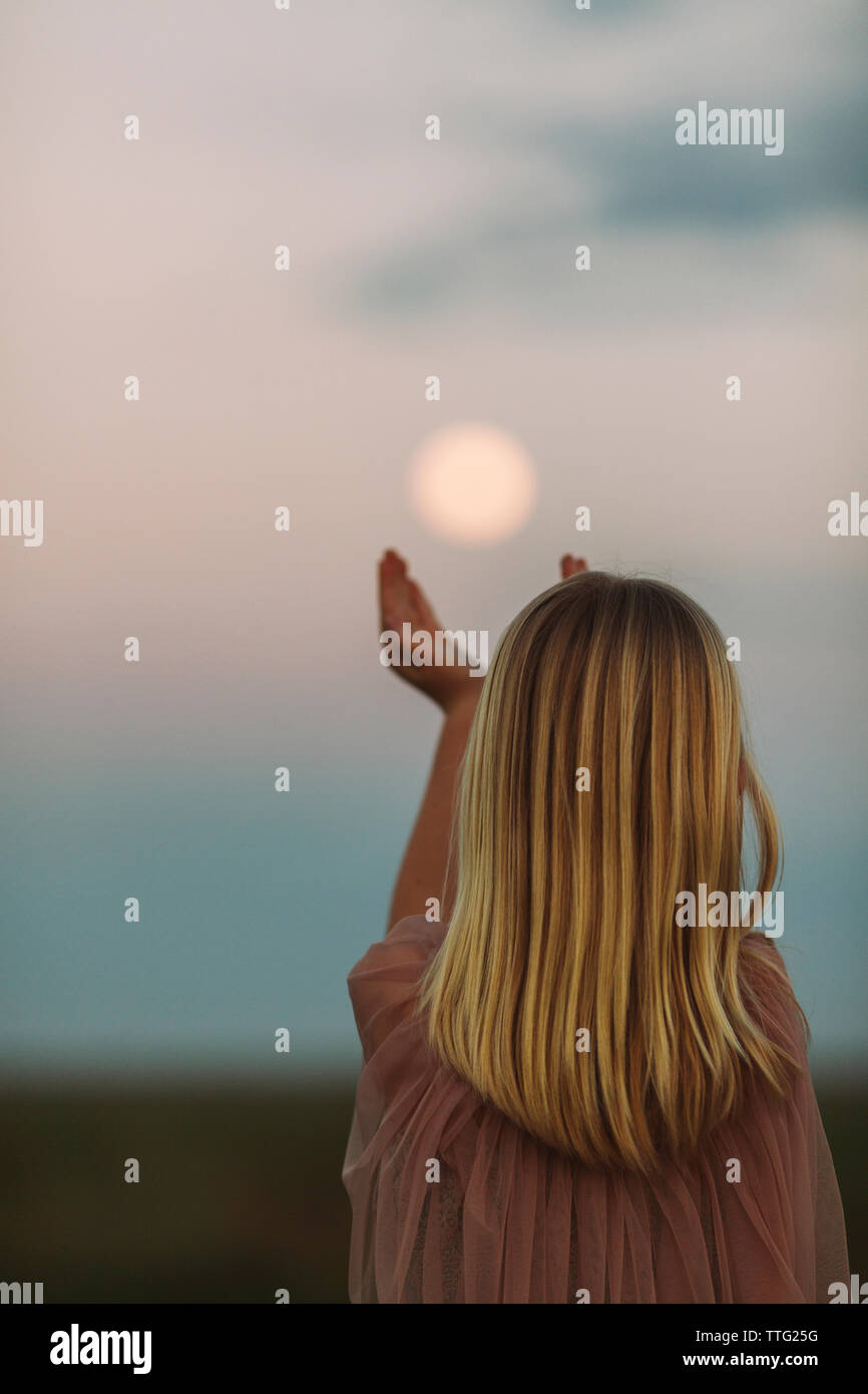 Optische Täuschung des Mädchens halten Mond Stockfoto