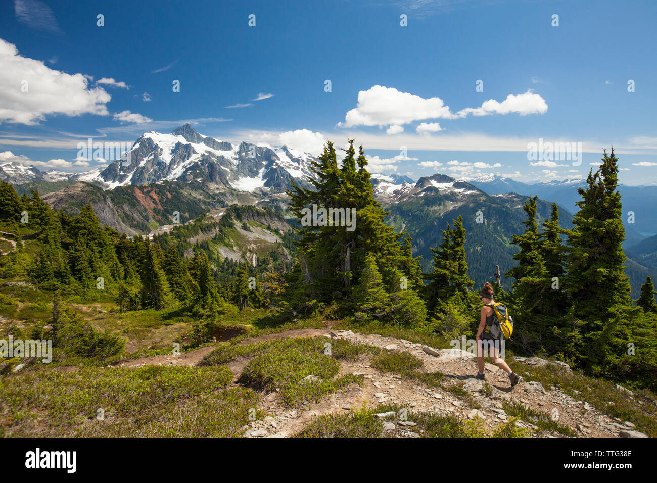 Volle Länge des weiblichen Wanderer zu Fuß gegen Berge und Himmel im Winter an der North Cascades National Park Stockfoto