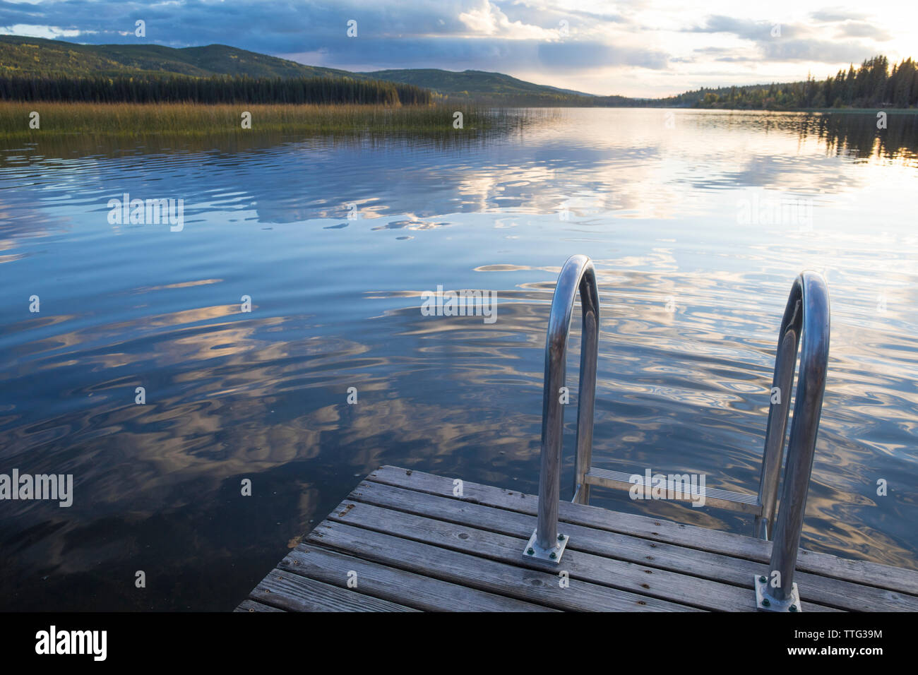 Geländer auf hölzernen Pier über den See Stockfoto