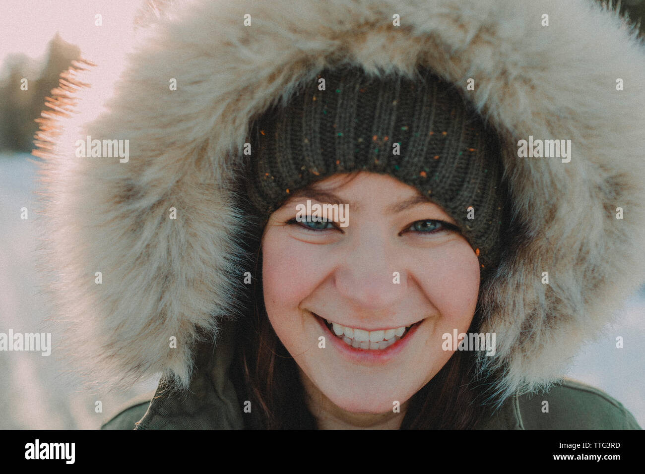Porträt einer jungen Frau im Winter Jacke mit Fell Kapuze. Stockfoto