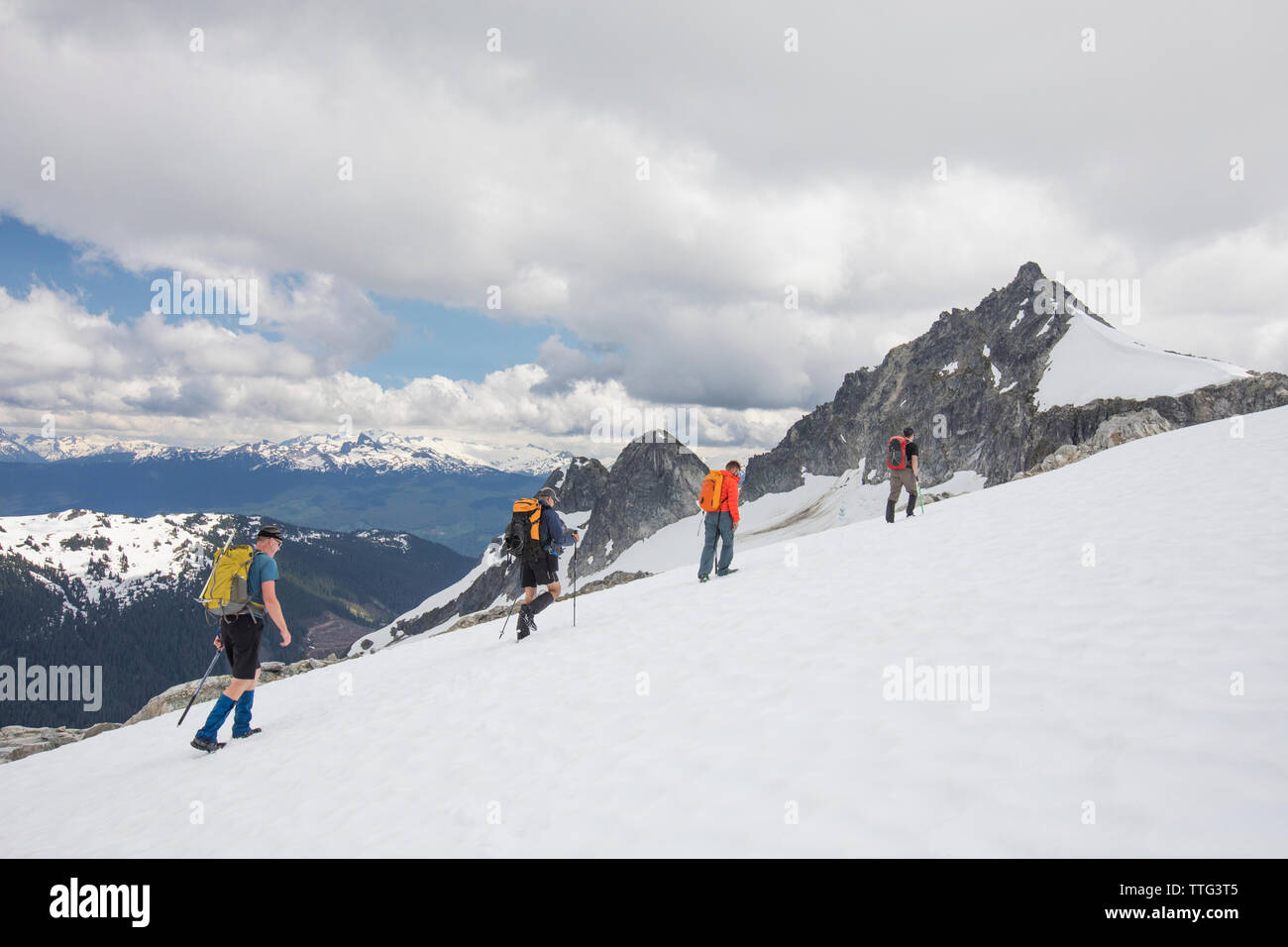 Vier Bergsteiger Ansatz Cypress Peak, British Columbia. Stockfoto