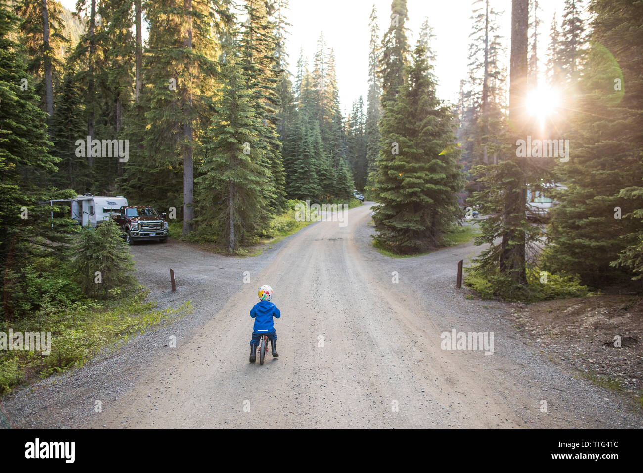 Kleinkind Radtouren durch die bewaldeten Campingplatz. Stockfoto