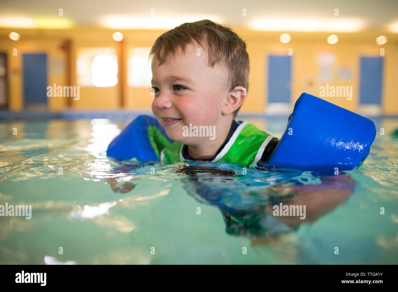 Toddler boy Schwimmen mit Wasser Flügel auf. Stockfoto